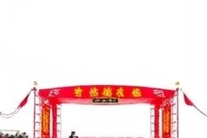 雨落第三街雨夜街面反光与破损纸伞的细节