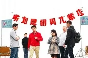 雾港来信电影海报上的海雾码头与旧邮筒场景